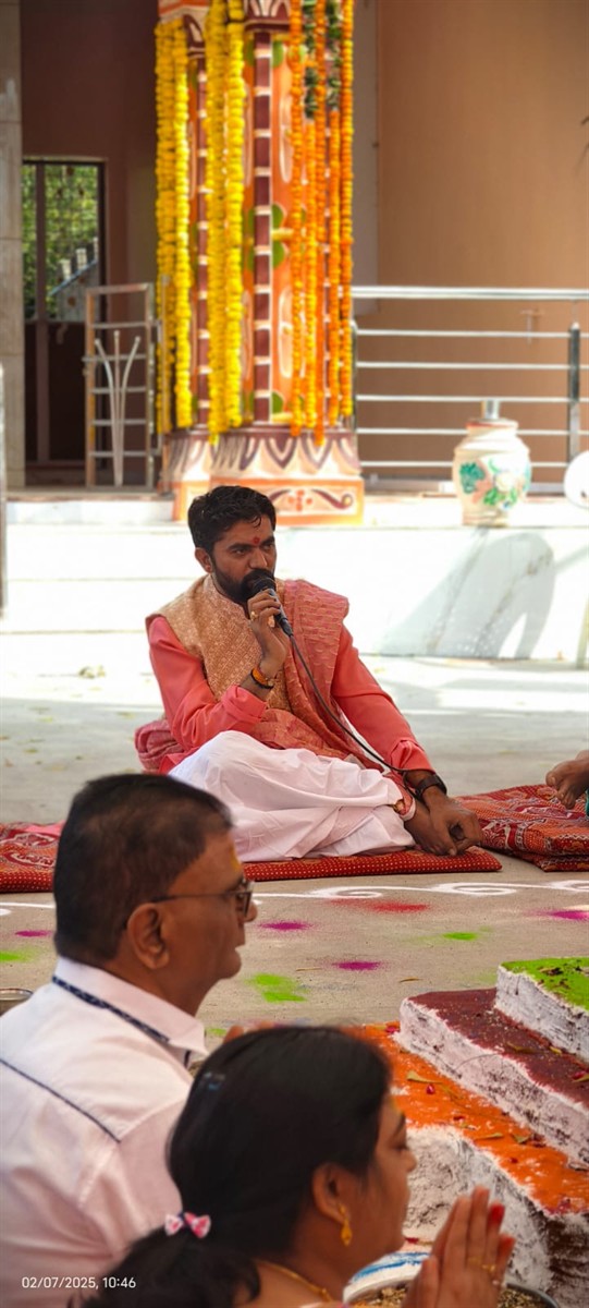 Acharya Ji performing katha